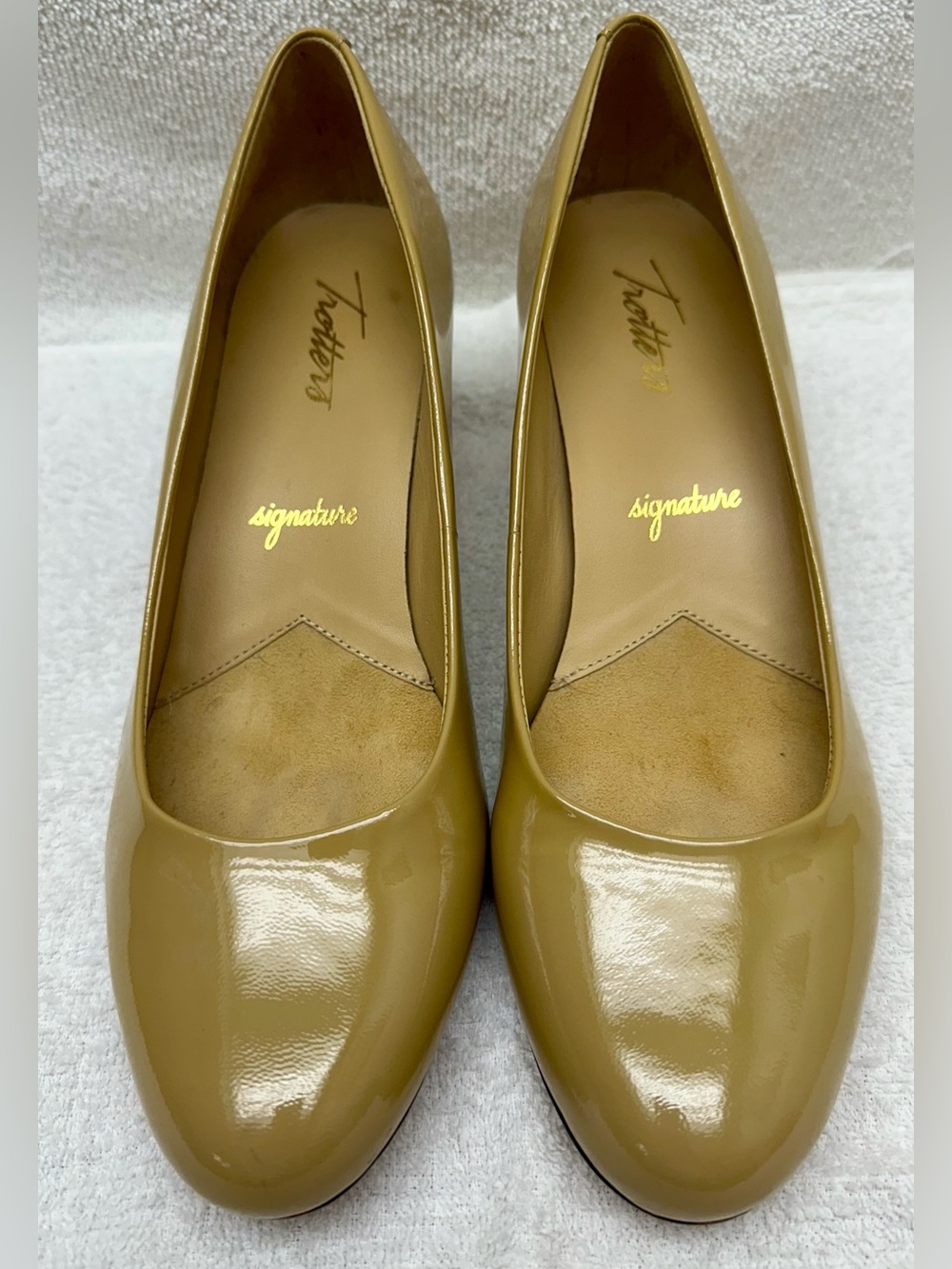Trotters Signature Nude Patent Leather pumps